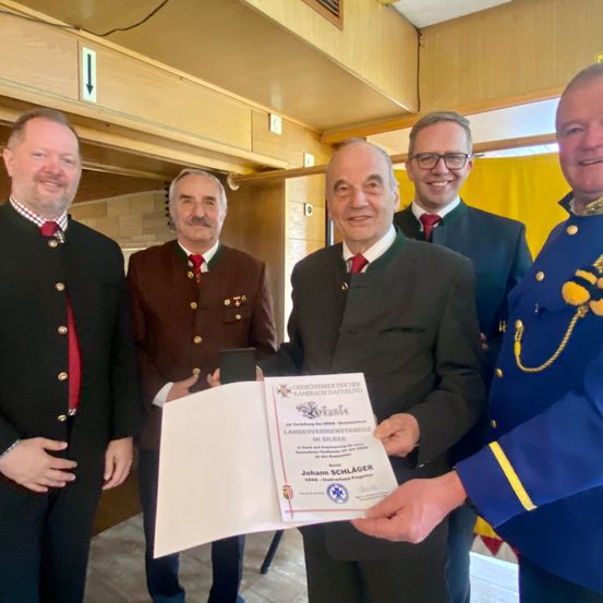 Bild enthält, Glasses, Tie, Officer, Person, Adult, Male, Man, Military, Military Officer, Necklace