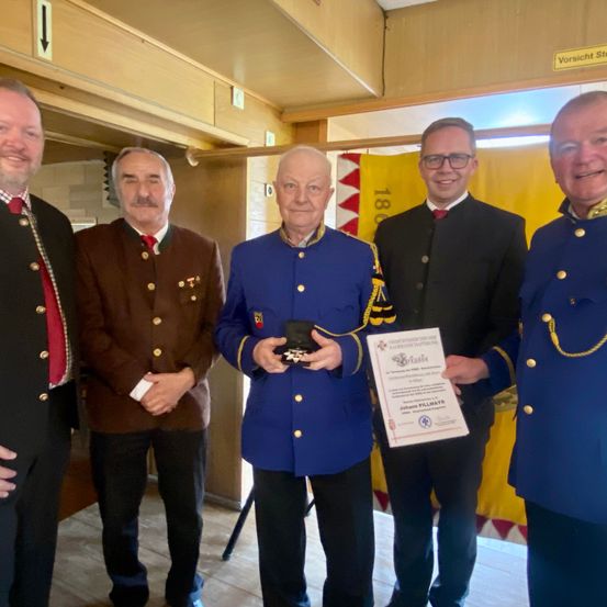 Bild enthält, Glasses, Officer, Person, Adult, Male, Man, Tie, Military Officer, Coat, Jacket