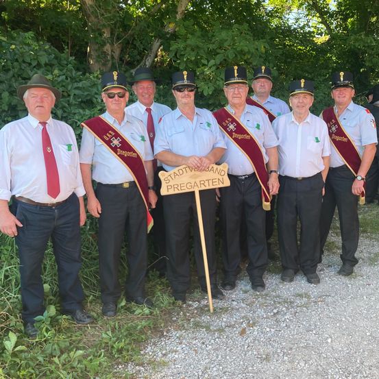 Bild enthält, Adult, Male, Man, Person, Tie, Shoe, Wristwatch, People, Hat, Glasses