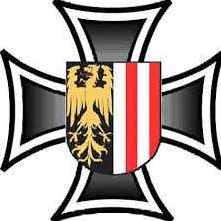Bild enthält, Emblem, Symbol, Logo, Armor, Bow, Weapon