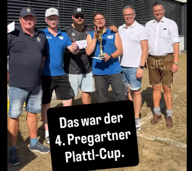 Five men stand together on a field, one holding a trophy. The man in the middle gives a thumbs up. The text overlay reads 'Das war der 4. Pregartner Plattl-Cup.'