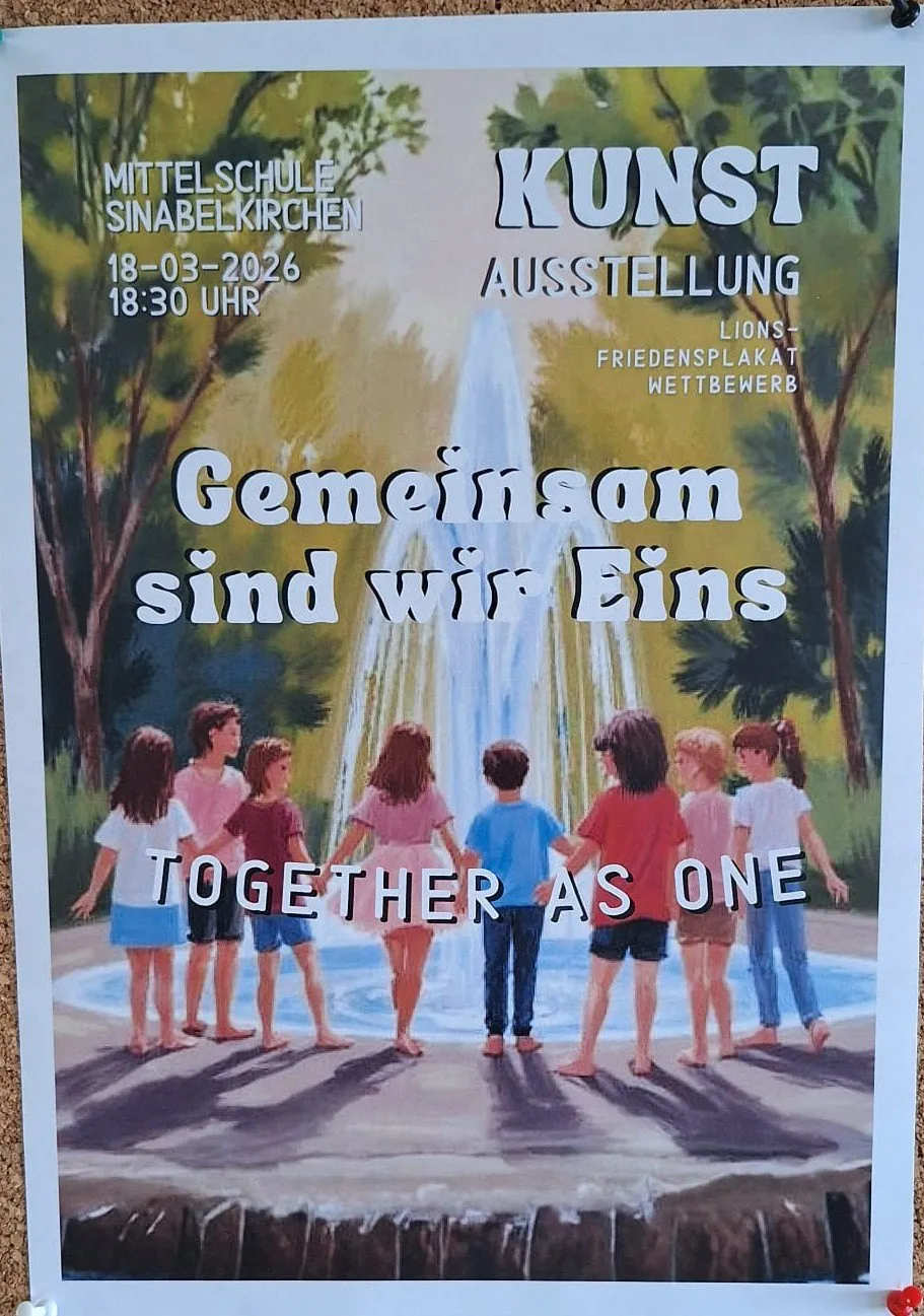 Plakat für eine Kunstausstellung in Sinabelkirchen. Datum: 18. März 2026, Zeit: 18:30 Uhr. Kinder stehen neben einem Brunnen, Text lautet 'Gemeinsam sind wir Eins' auf Englisch und Deutsch.