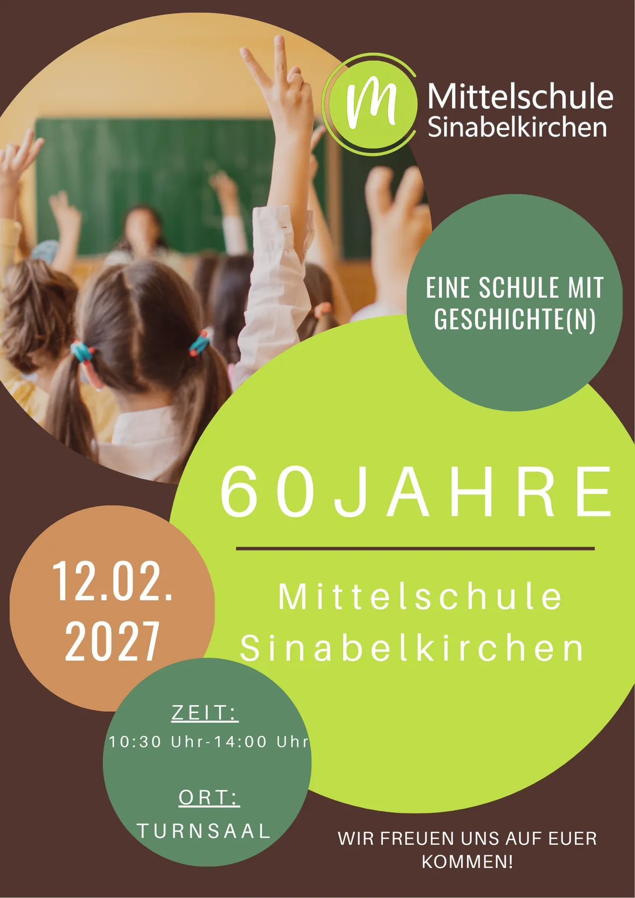 Ein Bild eines Klassenzimmers mit Kindern, die ihre Hände heben, feiert den 60. Jahrestag der Mittelschule Sinabelkirchen am 12. Februar 2027 von 10:30 Uhr bis 14:00 Uhr im Turnsaal.