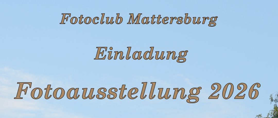 Einladung zur Fotoausstellung 2026 im Kulturzentrum Mattersburg am 20.01.2026 um 19:00 Uhr. Das Gebäude zeigt ein kreisförmiges Logo, umgeben von rosa Blumen und Bäumen. Eröffnung durch Claudia Schlager, musikalische Umrahmung von Sandra Frank am Klavier.