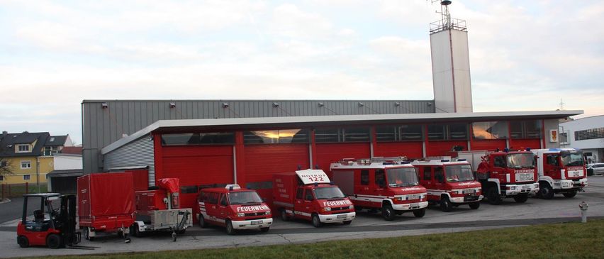 Bild enthält, Fire Station, Fire Truck, Transportation, Truck, Vehicle, Car, Fire Hydrant, Person, Wheel, Lighthouse