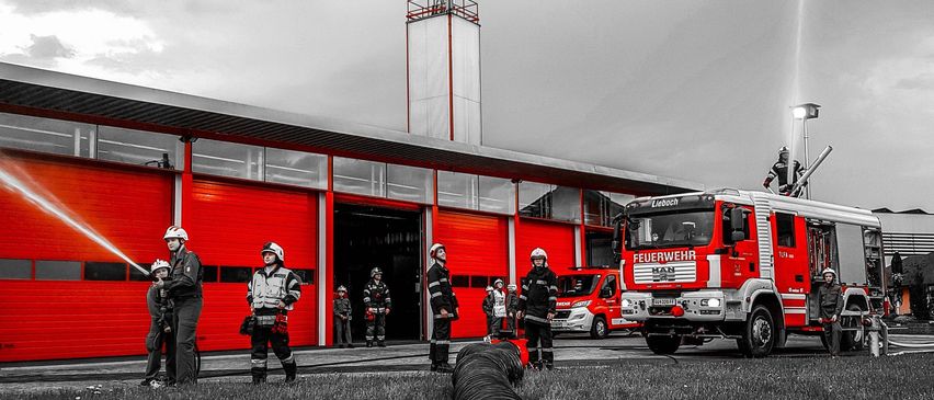 Bild enthält, Person, Helmet, Truck, Vehicle, Glove, Fire Truck, Fire Station, E-scooter, Car, Shoe