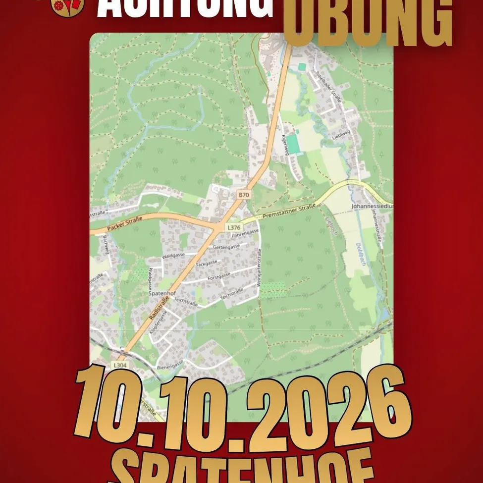 Ein roter Plakat mit einer Karte einer Stadt und den Worten 'Achtung Übung'. Die Karte zeigt eine Stadt mit Straßen, Gebäuden und einem Fluss. Das Datum '10.10.2026' steht unter der Karte.