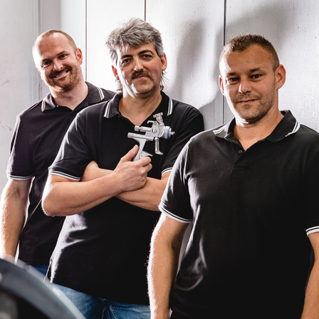 Bild enthält, Adult, Male, Man, Person, Groupshot, Face, Head, Gun, Weapon