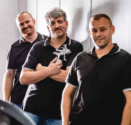 Bild enthält, Adult, Male, Man, Person, Groupshot, Face, Head, Gun, Weapon