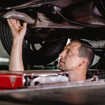 Bild enthält, Adult, Male, Man, Person, Car, Alloy Wheel, Machine, Tire, Head