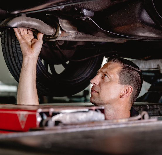 Bild enthält, Adult, Male, Man, Person, Car, Alloy Wheel, Machine, Tire, Head