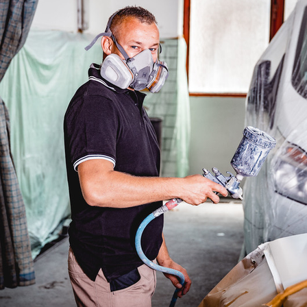 Bild enthält, Adult, Male, Man, Person, Clothing, Coat, Car, Transportation, Vehicle