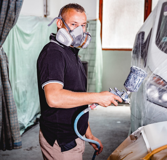 Bild enthält, Adult, Male, Man, Person, Clothing, Coat, Car, Transportation, Vehicle