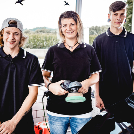 Bild enthält, T-Shirt, Adult, Female, Person, Woman, People, Male, Man, Groupshot, Smile