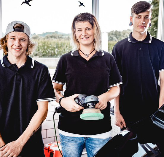 Bild enthält, T-Shirt, Adult, Female, Person, Woman, People, Male, Man, Groupshot, Smile