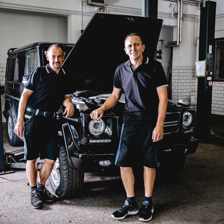 Bild enthält, Adult, Male, Man, Person, Car, Vehicle, Shorts, Motorcycle