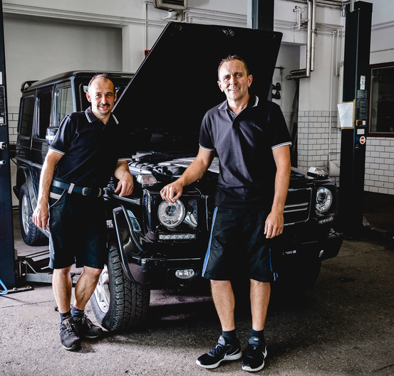 Bild enthält, Adult, Male, Man, Person, Car, Vehicle, Shorts, Motorcycle