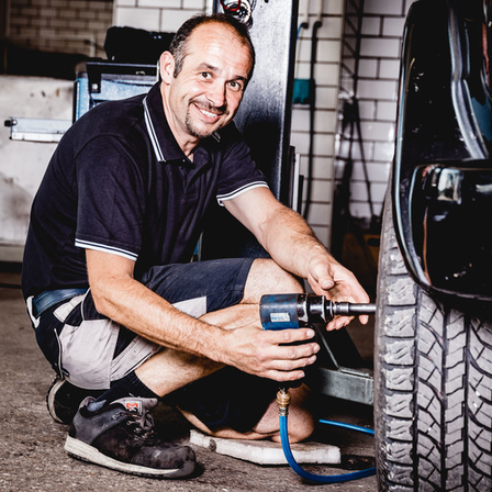 Bild enthält, Adult, Male, Man, Person, Tire, Alloy Wheel, Car, Machine, Wheel, Laptop