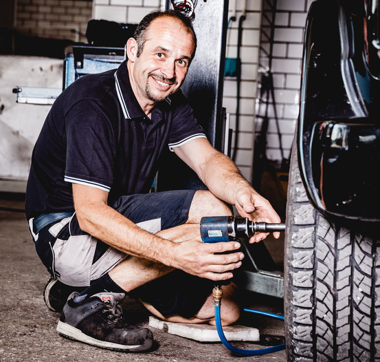 Bild enthält, Adult, Male, Man, Person, Tire, Alloy Wheel, Car, Machine, Wheel, Laptop