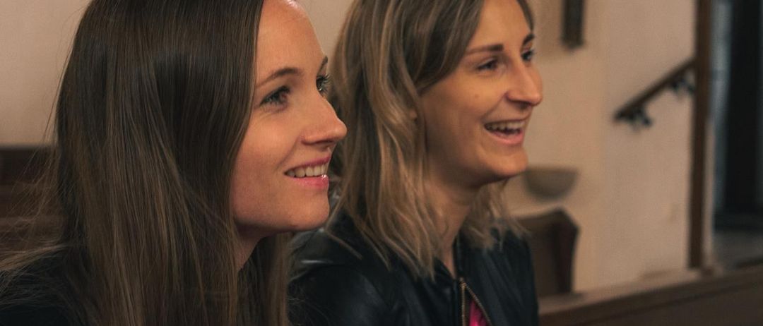 Plakat für ein Benefizkonzert im Advent. Zwei lächelnde Frauen vor einer Kirche. Datum: Sonntag, 30.11.2025 - 16:00 Uhr. Ort: Pfarrkirche Frankenfels.