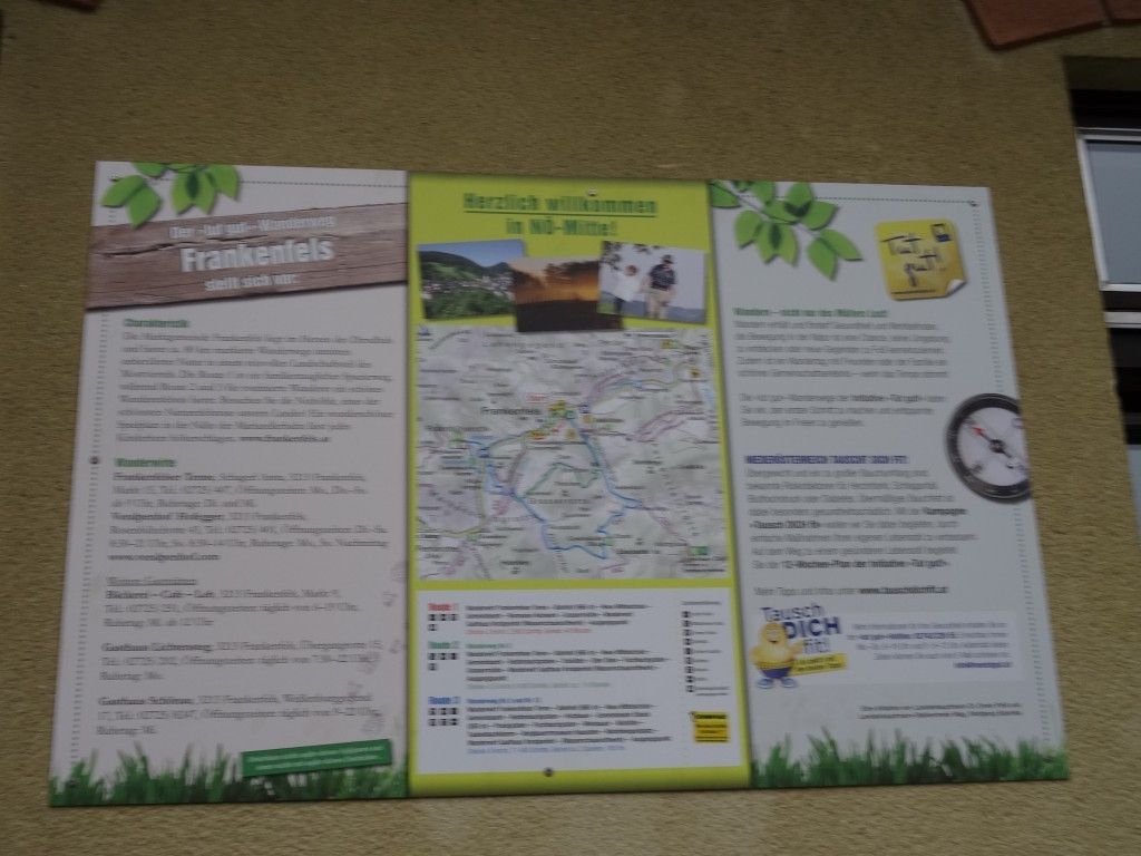 Ein offenes Faltblatt mit einer Karte der Frankenfels-Region, einer malerischen Aussicht und einem gelben Rand. Der Text ist auf Deutsch und heißt Besucher in NO-Minze willkommen.