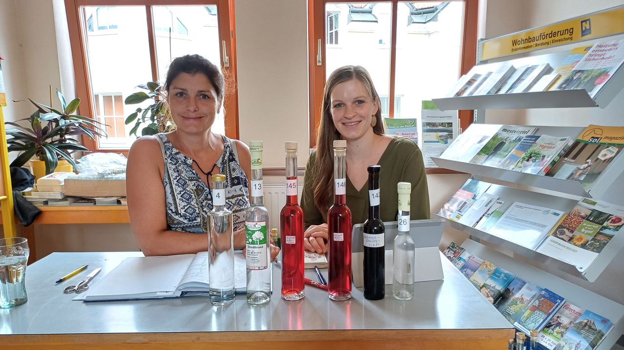 Bild enthält, Adult, Female, Person, Woman, Restaurant, Plant, Face, Pen, Scissors, Shop