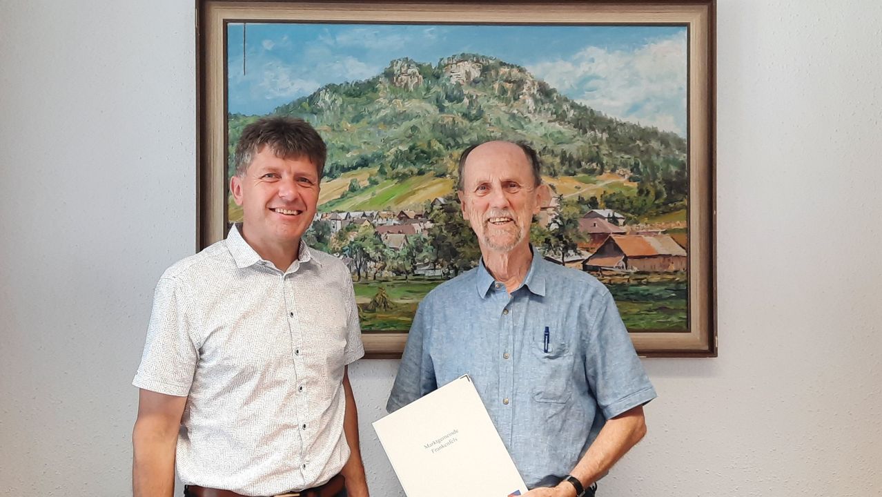 Bild enthält, Person, Photography, Portrait, Shirt, Pants, T-Shirt, Blouse, Glasses, Adult, Man