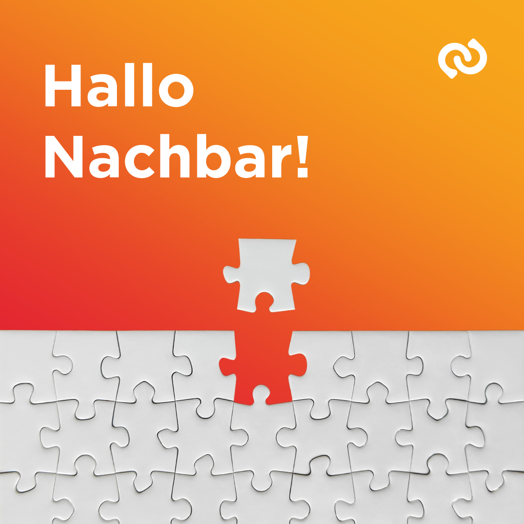 Ein Bild eines Puzzleteils mit dem Text 'Hallo Nachbar!' auf orangem Hintergrund. Das Puzzleteil ist rot und hat einen weißen Umriss.