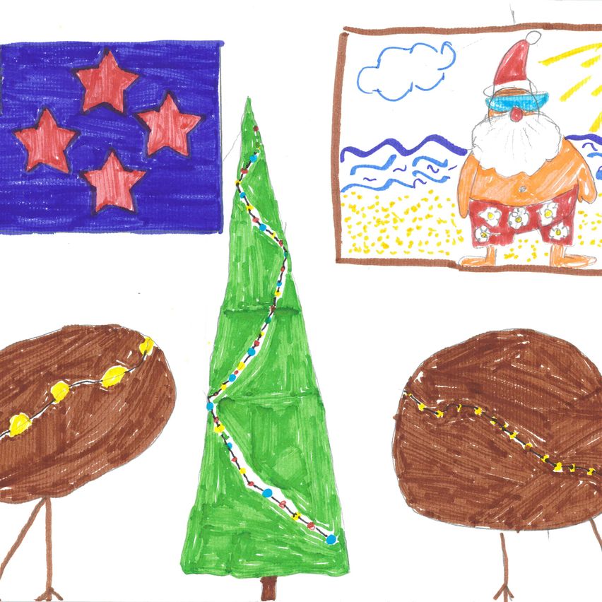 Eine Kinderzeichnung zeigt eine Flagge mit fünf roten Sternen, einen geschmückten grünen Tannenbaum und den Weihnachtsmann, der am Strand mit Wellen steht.