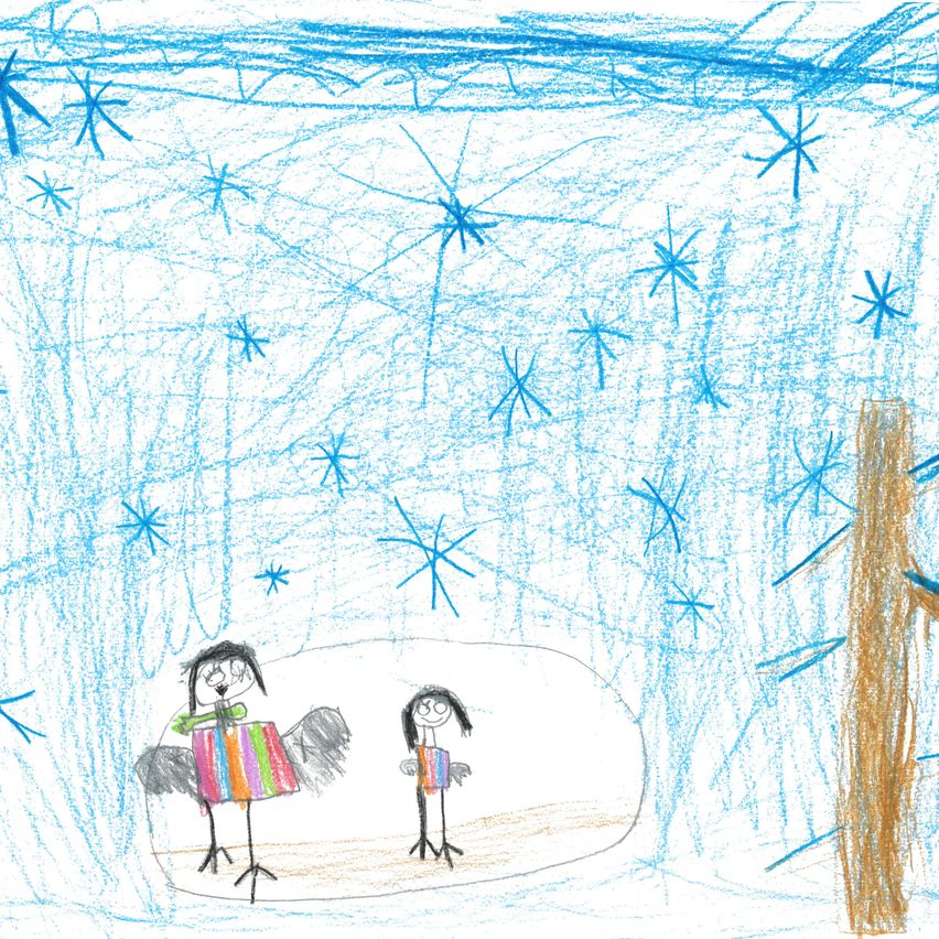 Eine verschneite Szene mit zwei Streichfiguren, eine trägt einen bunten Beutel, steht neben einem Baum in einem blauen Himmel mit Schneeflocken.