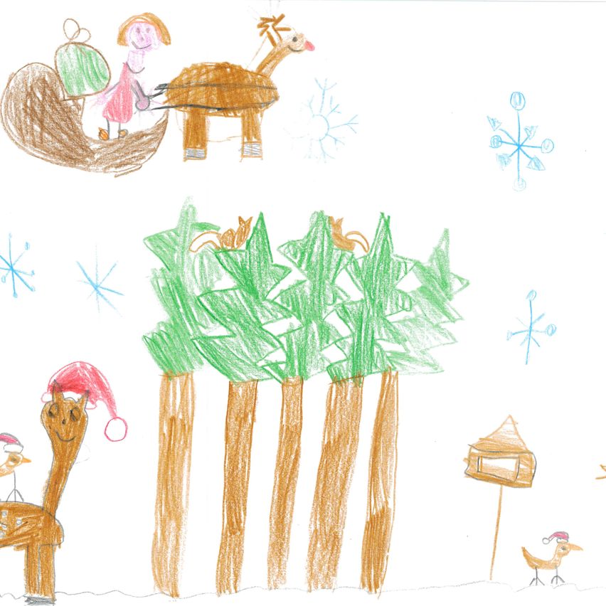 Eine Kinderzeichnung zeigt einen von einem Rentier gezogenen Schlitten, einen Weihnachtsbaum und einen Vogel mit einem Weihnachtsmannhut. Schneeflocken schmücken die Szene.