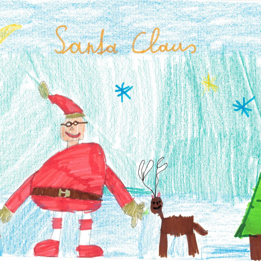 Eine Zeichnung von Santa Claus, der in verschneiter Umgebung sein Rentier hält, mit Sternen und einem Mond am Himmel.