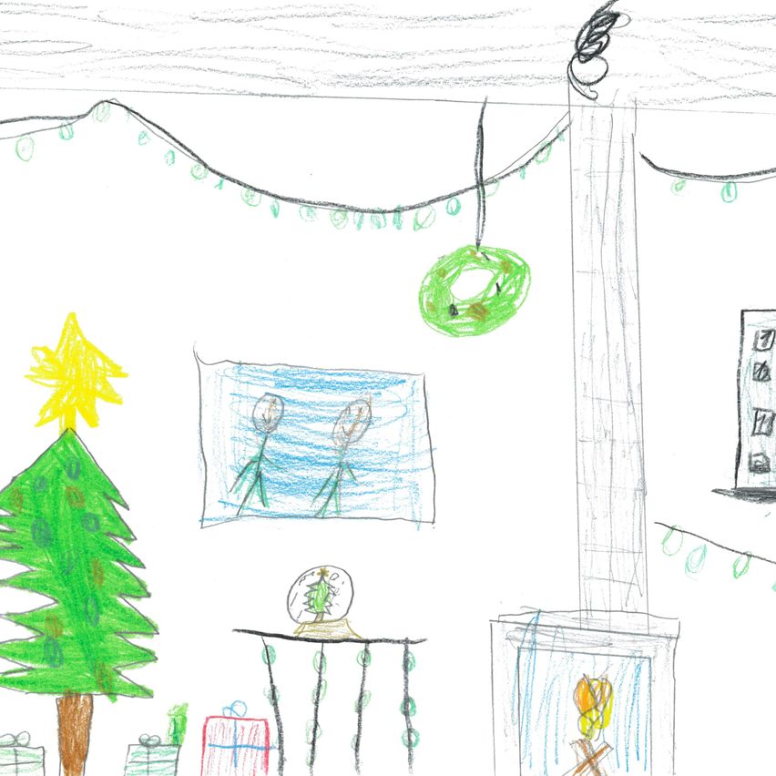 Eine Kinderzeichnung zeigt einen Weihnachtsbaum, einen Schneemann, eine Girlande und einen Kamin. Der Baum ist mit Lichtern und Ornamenten geschmückt. Unter dem Baum befinden sich Geschenke. Über dem Baum hängt eine Girlande an einer Schnur.