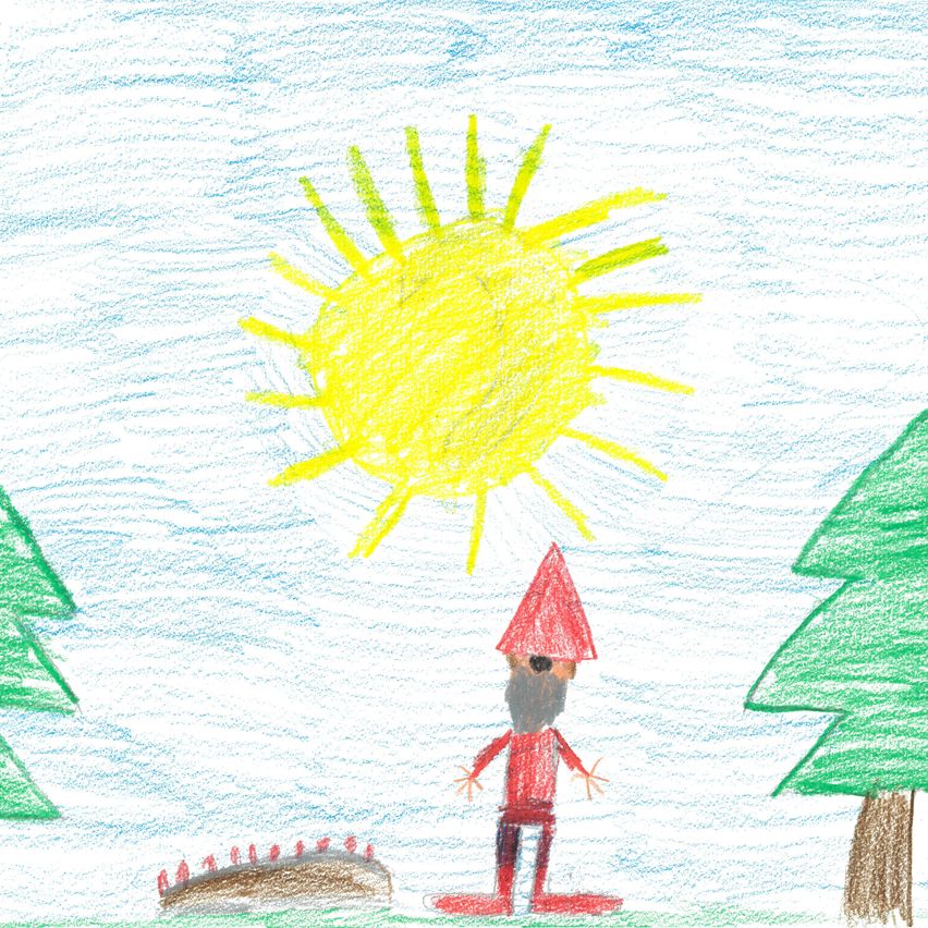 Eine Kreidezeichnung zeigt eine Sonne am Himmel, eine Person mit rotem Hut und Bart sowie zwei Bäume.