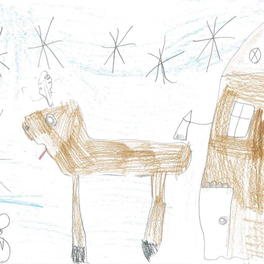 Eine Kinderzeichnung eines Rentiers neben einem Haus mit Schornstein. Die Zeichnung ist in Braun und Weiß koloriert.