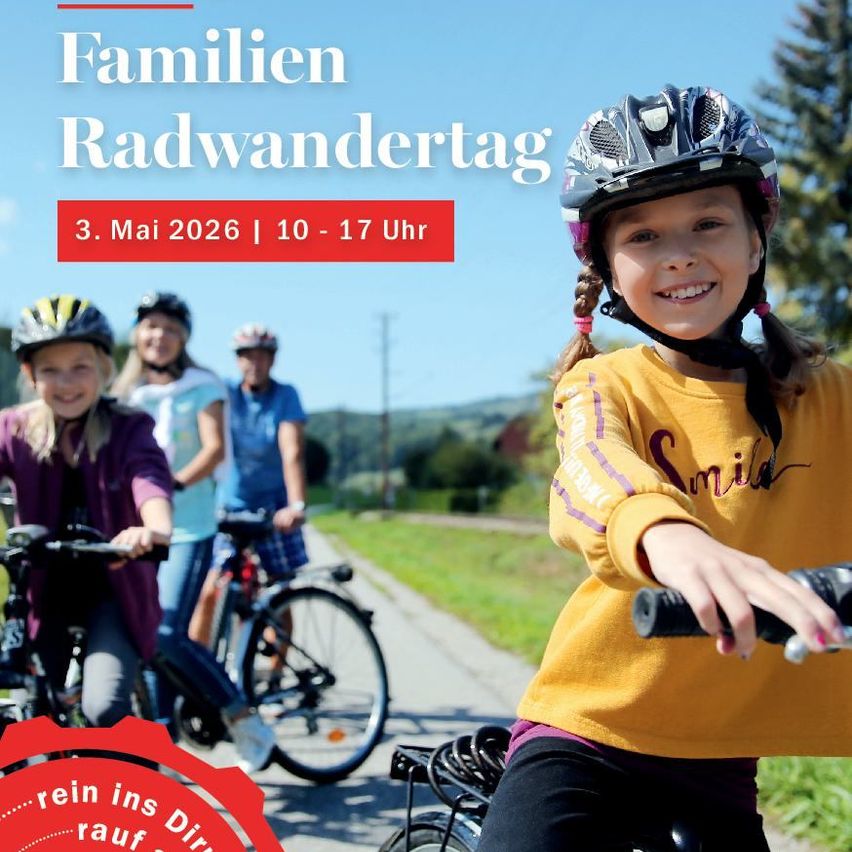 Ein Plakat für eine Familien-Radwanderung. Ein junges Mädchen in einem gelben Shirt lächelt in die Kamera. Drei weitere Radfahrer fahren hinter ihr. Das Datum ist 3. Mai 2026.