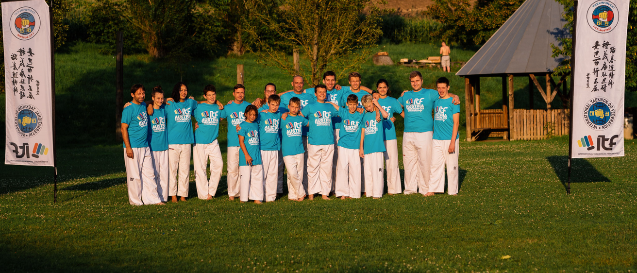 Bild enthält, People, Person, Grass, Team, Outdoors, Shelter, T-Shirt, Lawn, Tent, Text