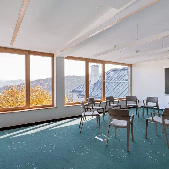 Bild enthält, Chair, Furniture, Indoors, Interior Design, Floor, Architecture, Building, Classroom, Room, School