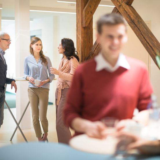 Bild enthält, Adult, Female, Person, Woman, Male, Man, Face, People, Conversation, Jeans
