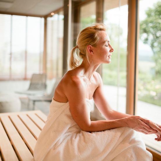Bild enthält, Adult, Female, Person, Woman, Face, Head, Sauna