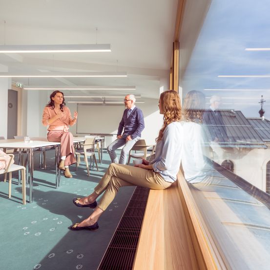 Bild enthält, Plywood, Adult, Male, Man, Person, Shoe, Chair, Glasses, Housing, Coat