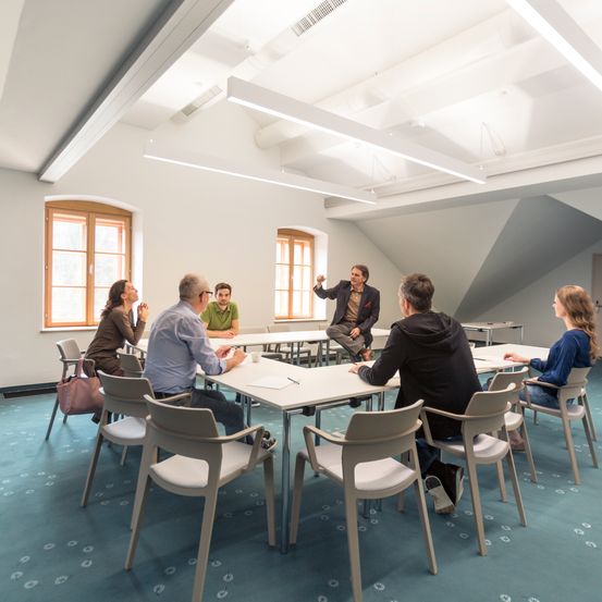 Bild enthält, Cafeteria, Indoors, Restaurant, People, Person, Chair, Adult, Male, Man, Classroom