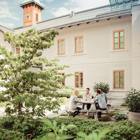 Bild enthält, Spire, Shelter, Neighborhood, Adult, Female, Person, Woman, Villa, Tree, Potted Plant