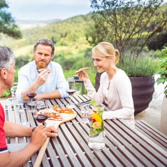 Bild enthält, Adult, Female, Person, Woman, Plant, Male, Man, Nature, Outdoors, Pizza