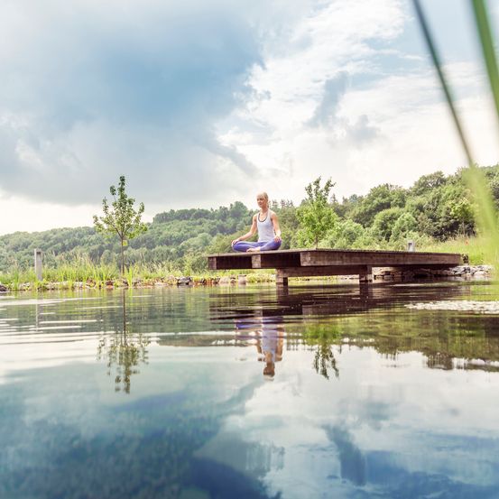 Bild enthält, Nature, Outdoors, Scenery, Water, Waterfront, Land, Summer, Pond, Lake, Person