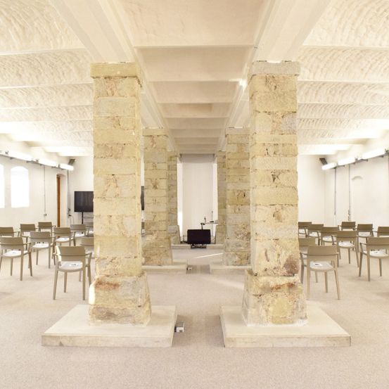 Bild enthält, Architecture, Building, Chair, Furniture, Indoors, Floor, Cafeteria, Restaurant