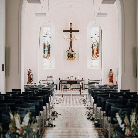Bild enthält, Indoors, Building, Prayer, Chapel, Church, Person, Chandelier, Altar, Candle, Flower Arrangement