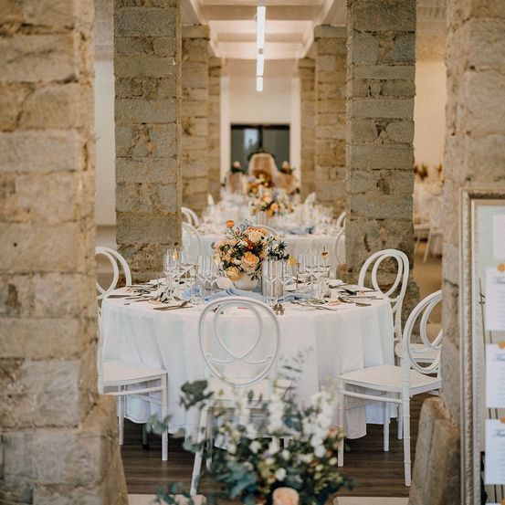 Bild enthält, Dining Room, Dining Table, Furniture, Indoors, Table, Flower, Flower Arrangement, Flower Bouquet, Chair, Hall
