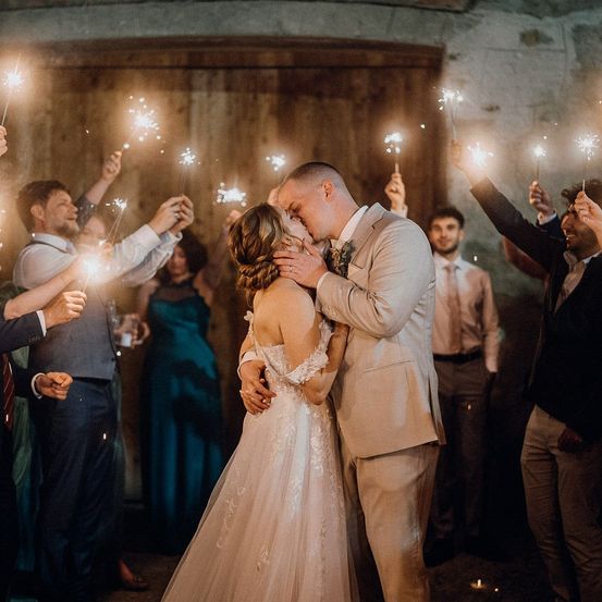 Bild enthält, Adult, Bride, Female, Person, Woman, Bridegroom, Male, Man, Celebrating, Baton