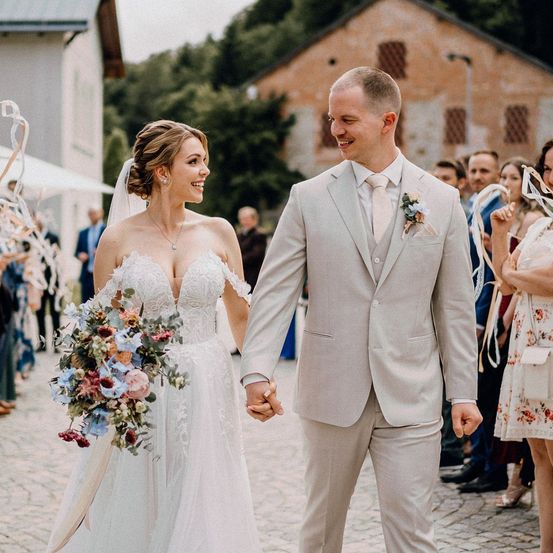 Bild enthält, Adult, Female, Person, Woman, Bridegroom, Male, Man, Wedding, Bride, Wedding Gown